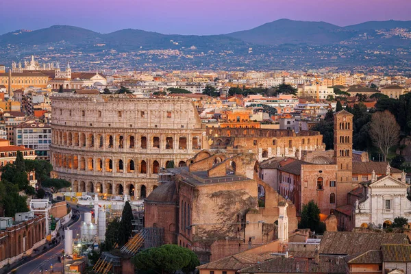 Řím Itálie Pohled Koloseum Archeologickými Oblastmi Nad Římským Fórem Soumraku — Stock fotografie