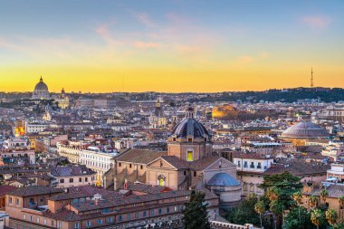 Roma, İtalya 'nın çatısı Pantheon, Castel Sant' Angelo, Vatikan ve diğer tarihi simgelerle birlikte gün batımında..