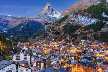 Zermatt, İsviçre Alp Köyü Matterhorn ile mavi saatte.
