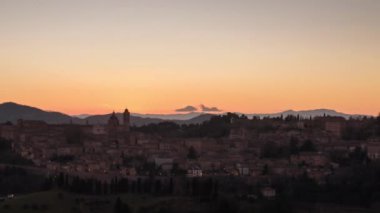 Urbino, İtalya 'nın ortaçağ duvarlı kenti alacakaranlıkta Marche bölgesinde.