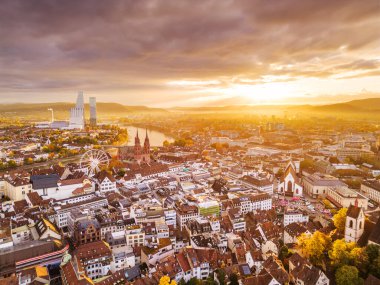 Basel, İsviçre Ren Nehri üzerinde gün doğumu.