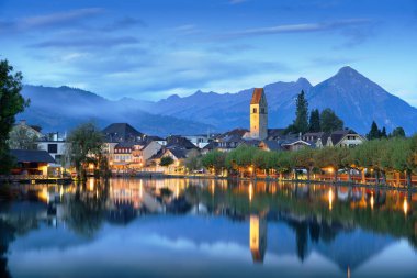 Interlaken, İsviçre Aare Nehri üzerinde mavi saatte.