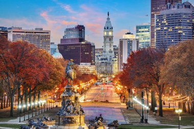 Philadelphia, Pennsylvania, ABD sonbahar sezonunun şafağında Benjamin Franklin Parkway 'e bakan şehir manzarası.
