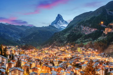 Zermatt, İsviçre Alp Köyü Matterhorn ile mavi saatte.