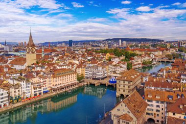 Zürih, İsviçre Limmat Nehri üzerindeki şehir manzarası.
