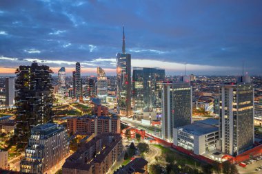 Milano, İtalya şafakta Porta Nuova finans bölgesinin şehir manzarası.