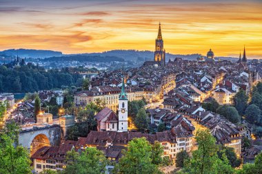 Bern, İsviçre 'nin eski kasabası alacakaranlıkta ufuk çizgisi.