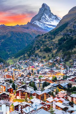 Zermatt, İsviçre Matterhorn ile sonbahar günbatımı. 