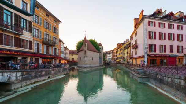 Annecy France October 2023 Visitors Enjoy Restaurant Lined Streets Thiou — Stock Video