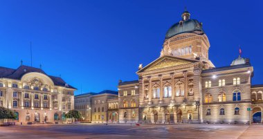 Bern, İsviçre Federal Sarayı ile mavi saatte. (