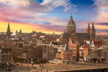 Amsterdam, Hollanda 'nın Eski Merkez Bölgesi üzerindeki şehir merkezi. Alacakaranlıkta Aziz Nicholas Bazilikası..
