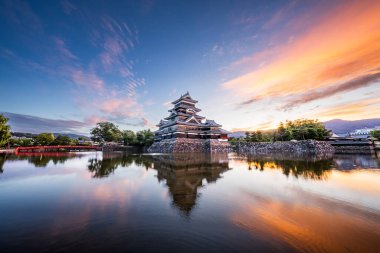 Japonya, Matsumoto 'daki tarihi Matsumoto Kalesi alacakaranlıkta..