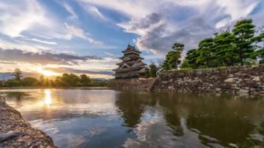 Japonya, Matsumoto 'daki tarihi Matsumoto Kalesi, alacakaranlıkta..