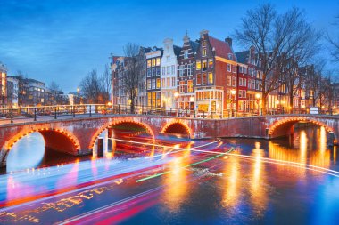Alacakaranlıkta Amsterdam, Hollanda köprüleri ve kanalları. 