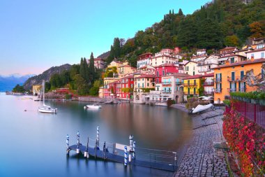 Varenna, İtalya Sonbaharda Como Gölü 'nde alacakaranlıkta.