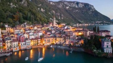 Varenna, İtalya alacakaranlıkta Como Gölü 'nün üzerinden izlendi.