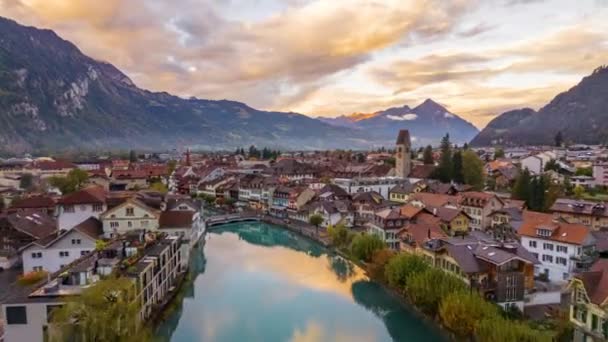 Interlaken Zwitserland Met Uitzicht Rivier Aare Schemering — Stockvideo