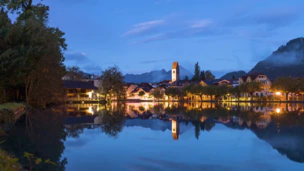 Interlaken Sviçre Aare Nehri Üzerinde Şafakta Nehir Yansımalarıyla — Stok video