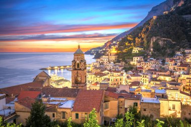 Amalfi, İtalya Akdeniz kıyısında güzel bir gün batımından hemen sonra.