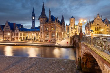 Gent, Belçika Graslei 'den şafak vakti eski şehir manzarası.
