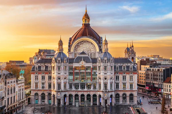 Antwerp, Belçika şehir merkezi Centraal Tren İstasyonu şafak vakti.