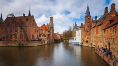 Bruges, Rozenhoedkaai Nehri 'ndeki Belçika gece sahnesi..
