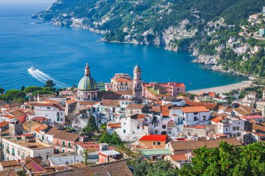 Vietri Sul Mare, İtalya 'nın Amalfi kıyısında öğleden sonra gökyüzü..