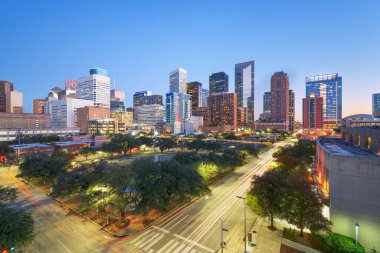 Houston, Teksas, ABD şehir merkezi parkı ve mavi saatte gökyüzü..
