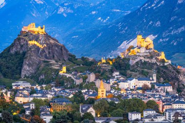 Sion, İsviçre Valais Kantonu 'nda mavi saatte.