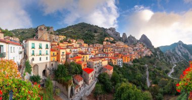 Castelmezzano, İtalya Basilicata bölgesinde şafakta.