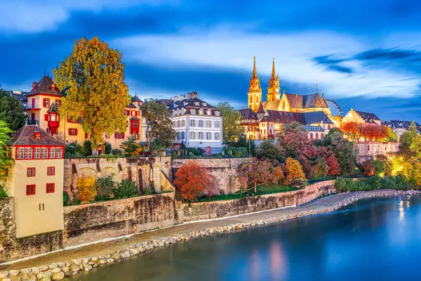 Basel, İsviçre Ren Nehri üzerinde Sonbaharda alacakaranlıkta.