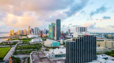 Miami, Florida, ABD alacakaranlıkta şehir manzarası.