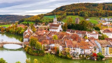 Laufenburg, İsviçre Alacakaranlıkta Ren Nehri üzerinde.