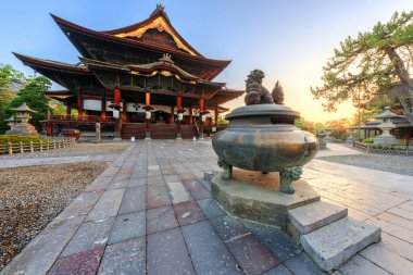 Zenkoji Tapınağı, Nagano, Japonya tapınağı ve ana salon şafakta..