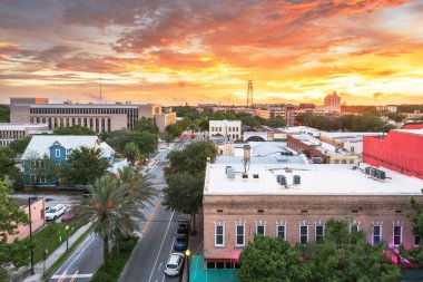 Gainesville, Florida, ABD şehir cityscape alacakaranlıkta.