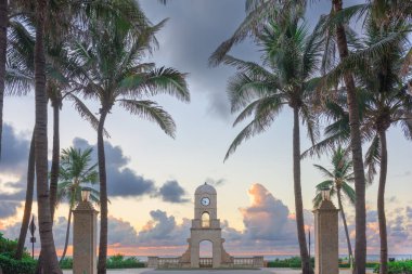 Palm Beach, Florida, ABD saat kulesi şafakta Worth Bulvarı 'nda..