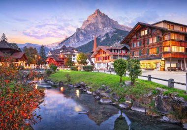 Kandersteg, İsviçre Alacakaranlık manzaralı.