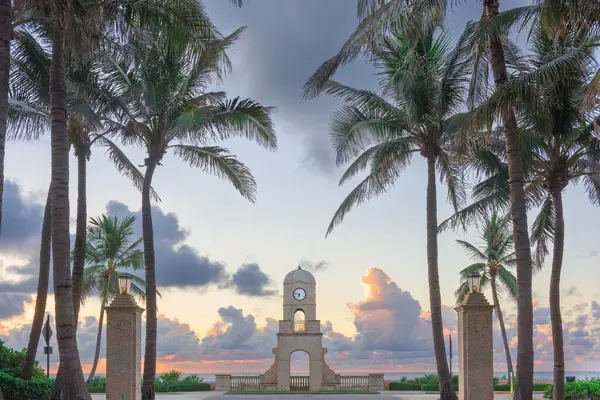 Palm Beach, Florida, ABD saat kulesi şafakta Worth Bulvarı 'nda..