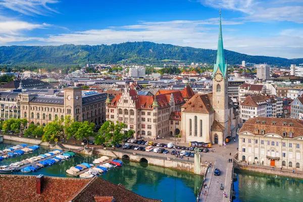 スイスのチューリッヒ 美しい日にリムマット川の歴史的な街並み — ストック写真