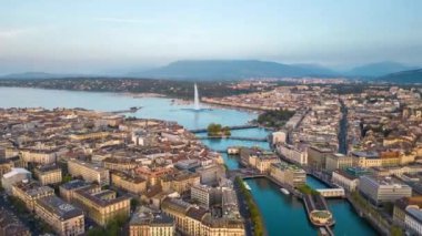 Cenevre, İsviçre alacakaranlıkta Cenevre Gölü 'ndeki Jet d' Eau çeşmesine doğru ufuk çizgisi.