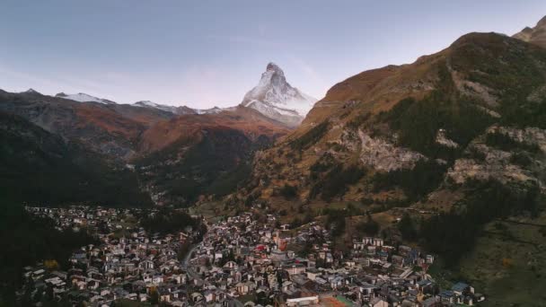 秋天黎明时分带着马特宏峰的瑞士阿尔卑斯山村 — 图库视频影像
