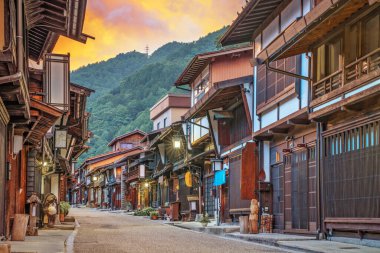 Narai-juku, Nagano, Japonya 'nın tarihi posta kasabası Nakasendo tarihi rotası, gün batımında..