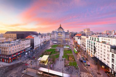 Antwerp, Belçika Şehri Alacakaranlıkta Antwerp Centraal Tren İstasyonu.