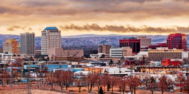 Colorado Springs, Colorado, ABD şehir merkezi şafakta ufuk çizgisi.