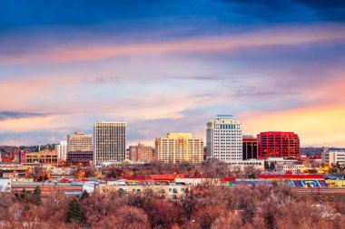 Colorado Springs, Colorado, ABD şehir merkezi şafakta ufuk çizgisi.