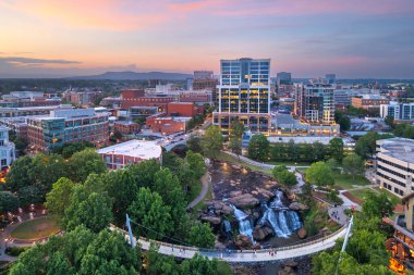 Greenville, Güney Carolina şafakta Reedy Creek 'teki Falls Park' ta..