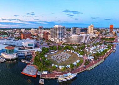 Norfolk, Virginia, ABD şehir merkezi Elizabeth Nehri 'nin üzerinden alacakaranlıkta gökyüzü..