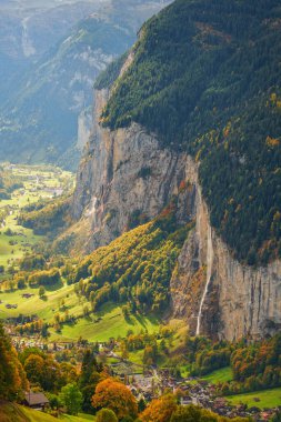 Lauterbrunnen, İsviçre Wengen 'den Staubbach Falls ile sonbahar mevsiminde.