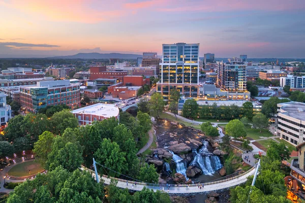 Greenville, Güney Carolina şafakta Reedy Creek 'teki Falls Park' ta..