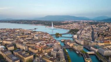 Cenevre, İsviçre alacakaranlıkta Cenevre Gölü 'ndeki Jet d' Eau çeşmesine doğru ufuk çizgisi.